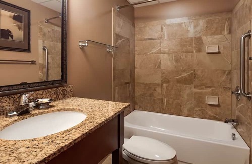South Loop Casa | Bloomington Bliss: Elegant Stay with Free Wi-Fi & Breakfast Included