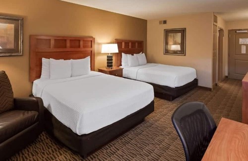 South Loop Casa | Bloomington Bliss: Elegant Stay with Free Wi-Fi & Breakfast Included