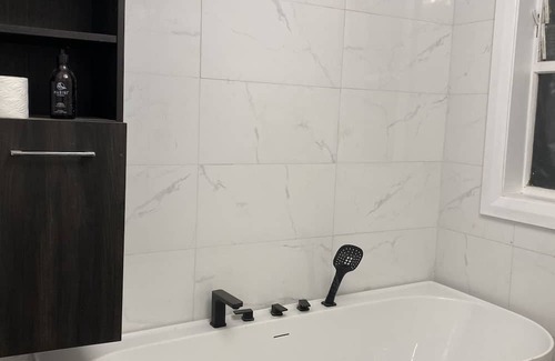 Christchurch Casa | House with a heater pool for use all year round. 4 car parks available off road