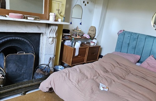 Hillrise Apartamento | Large Victorian conversion apartment with main and mezzanine bedrooms & balcony
