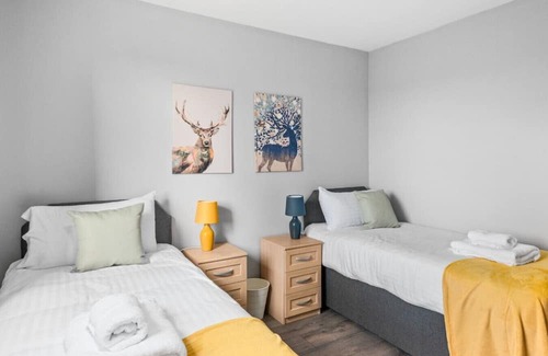 Severn Beach Casa | 4BR Contractor Pad -70 INCH TV! & Free Van Parking