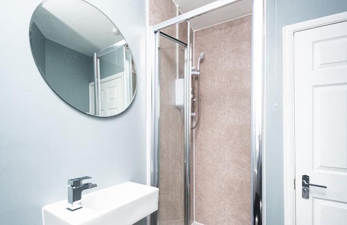 Severn Beach Casa | 4BR Contractor Pad -70 INCH TV! & Free Van Parking