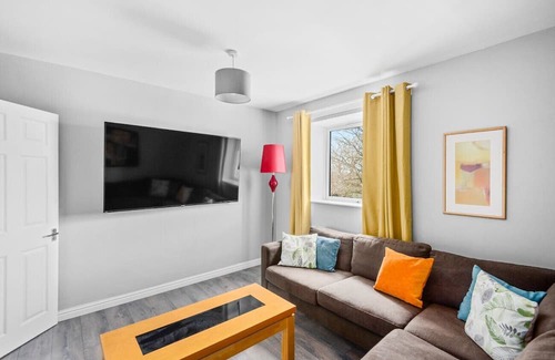 Severn Beach Casa | 4BR Contractor Pad -70 INCH TV! & Free Van Parking