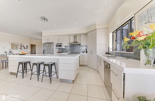 Yeppoon Casa | POOL WITH SEAVIEWS AND ENDLESS ENTERTAINING