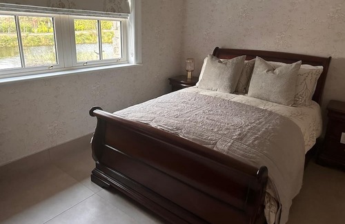 Maam Cross Cabaña | beautiful lakeside cottage situated in the heart of connemara