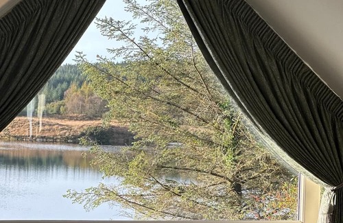 Maam Cross Cabaña | beautiful lakeside cottage situated in the heart of connemara