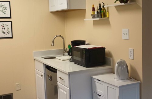 Wheaton Apartamento | Studio apartment with separate entrance below townhome in Wheaton Maryland.