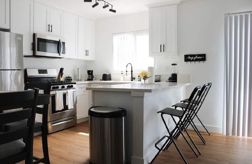 Palms Apartamento | ☆ Gem Apt. in Culver City ☆ Nearby Restaurants, Hotels, Parks, Beach and MORE!