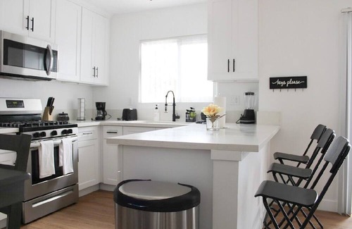 Palms Apartamento | ☆ Gem Apt. in Culver City ☆ Nearby Restaurants, Hotels, Parks, Beach and MORE!