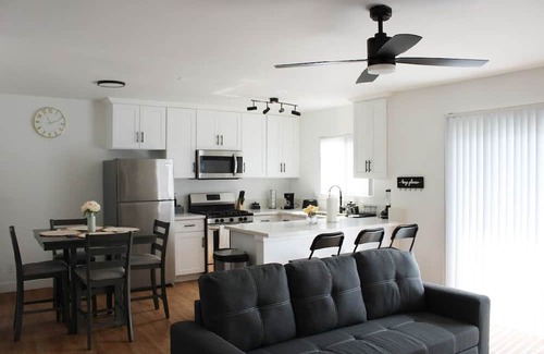 Palms Apartamento | ☆ Gem Apt. in Culver City ☆ Nearby Restaurants, Hotels, Parks, Beach and MORE!