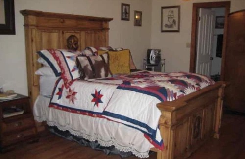 Martindale Cabaña | Hill Country Getaway on the San Marcos River w/ 200 ft of private river access.