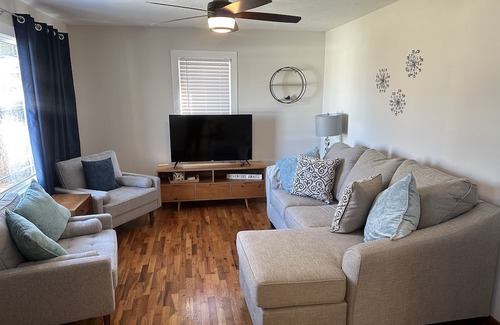 Ozark Casa | Bluebird Bungalow - Cute home in the heart of downtown Ozark!