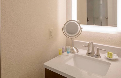 Ormond Shores Casa | Hear the Atlantic waves in this Studio resort apt in Ormond Beach with vacation