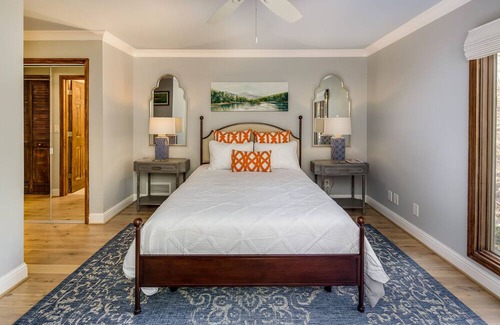 Gainesville Cabina | Luxury Lake Home Retreat on Private 1 Acre lot in Quiet Cove