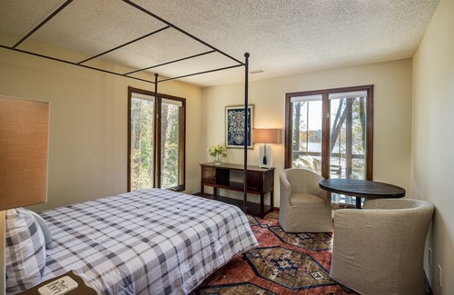 Gainesville Cabina | Luxury Lake Home Retreat on Private 1 Acre lot in Quiet Cove