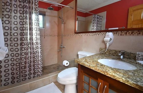 August Town Cabina | Rustic Romantic Retreat in the Mountain - 1 Bedroom in Kingston