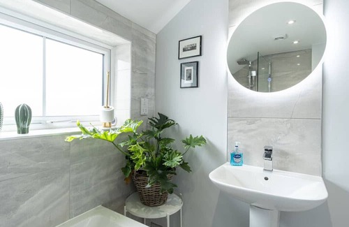 Coalville Casa | Sparkenhoe - Stunning home with garden & parking