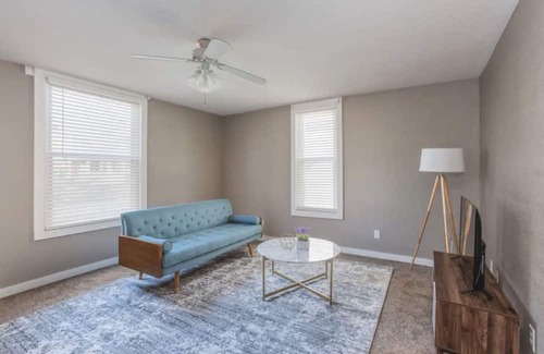 West Central Apartamento | Sleepover: Tidy 1BD/1BA - Downtown Springfield