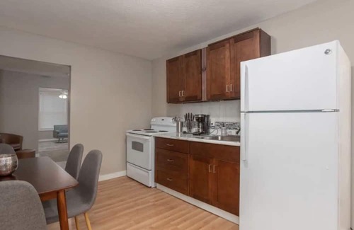 West Central Apartamento | Sleepover: Tidy 1BD/1BA - Downtown Springfield