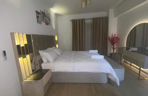 Al-Khalifa Apartamento | Carrara White 3BR APT Garden and Pool