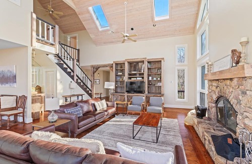 Nellysford Casa | Whispering Elm with Wintergreen Advantage