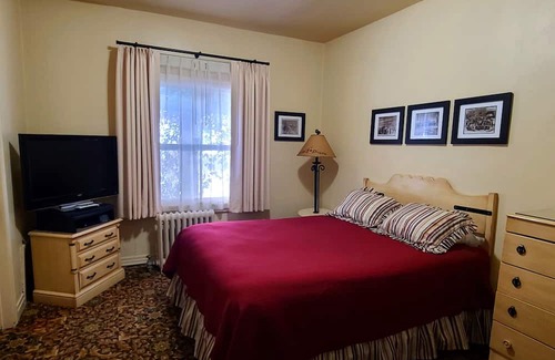 Lone Pine Hotel | Historic Dow Hotel