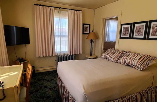 Lone Pine Hotel | Historic Dow Hotel
