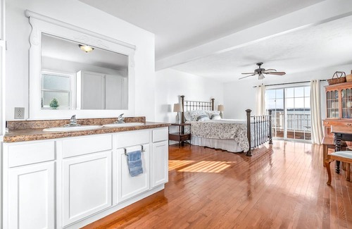 Coldwater Cabaña | NEW- Pearl Beach Lakefront, Gorgeous View & Sandy Beach - Perfect for Gatherings