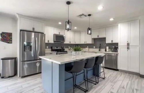 Cox Heights Casa | Old Town Family & Pet Friendly Jacuzzi King
