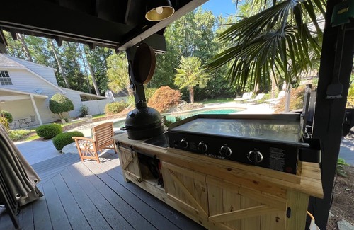 Griffin Casa | House with Pool, Hot Tub, Outdoor Fireplace with TV, able to sleep 18!