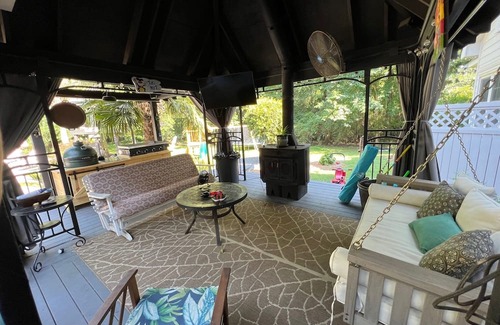 Griffin Casa | House with Pool, Hot Tub, Outdoor Fireplace with TV, able to sleep 18!
