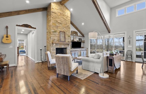 Paris Casa | 5 bedroom Farm Stay in Lexington! Experience Bloom & Berry Farm!