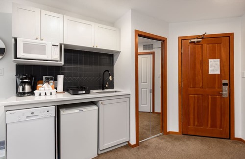 Whistler Cay Heights Apartamento | Hotel suite with AC, pool, & hot tub steps away from enchanting Whistler