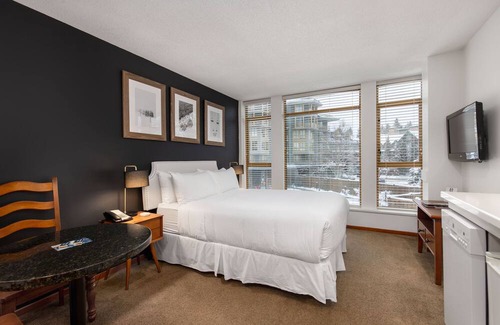 Whistler Cay Heights Apartamento | Hotel suite with AC, pool, & hot tub steps away from enchanting Whistler