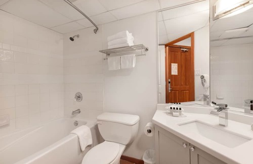 Whistler Cay Heights Apartamento | Hotel suite with AC, pool, & hot tub steps away from enchanting Whistler