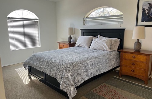 Monterey Point Condominio | Lakeside 2-bedroom condo with WiFi, pool and fitness room in lovely Scottsdale