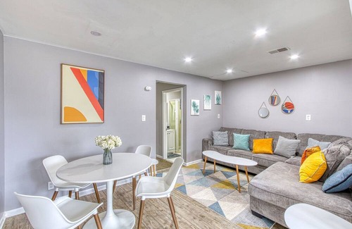 Taylor Apartamento | Discover the epitome of comfort in this 4-bedroom, 3-bathroom haven.