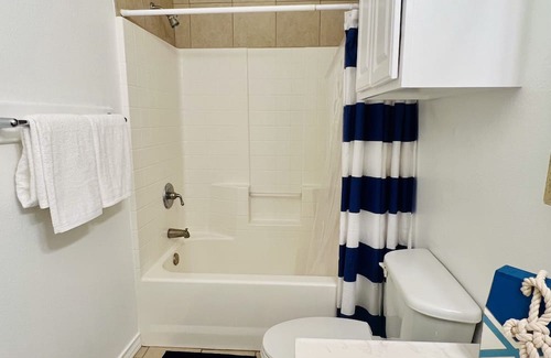 Corpus Christi Casa | Breezeway Upscale 3 Bedroom Close to Beach Townhouse with Garage/Pool sleeps 8