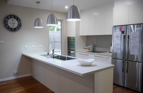 Caringbah South Casa | Luxury 2 story home in Yowie Bay. Close to Sydney CBD & Cronulla Beach