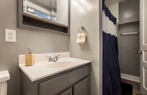 Shelby Park Casa | Classic 3BR home in Shelby Park by CozySuites