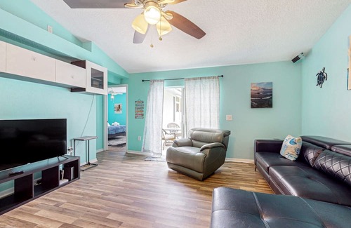Thousand Oaks Casa | Sunny dog-friendly home with private pool, pool spa, lanai, & BBQ
