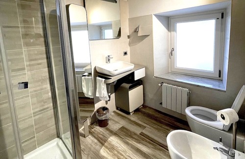 Arpino Otro | Spacious double room in an old farmhouse recently renovated with exposed beams.