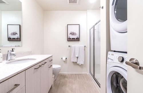 Mercer Island Apartamento | Chic Mercer island Urban Bedrooms w/ Gym & Roof deck