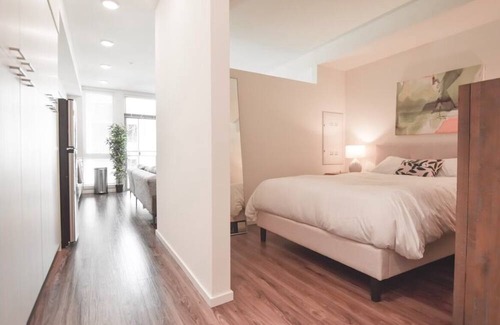 Mercer Island Apartamento | Chic Mercer island Urban Bedrooms w/ Gym & Roof deck