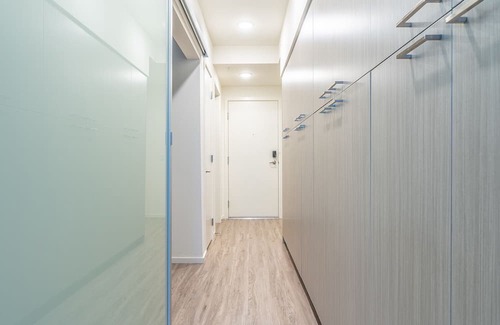 Mercer Island Apartamento | Chic Mercer island Urban Bedrooms w/ Gym & Roof deck
