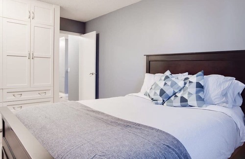 Eau Claire Condominio | Downtown Gem w/ Parking and Wifi near Tower!