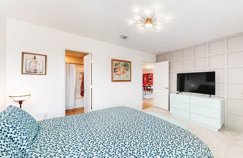 Willis Casa | Stylish & spacious getaway with large fenced yard & W/D - near lakes & golf