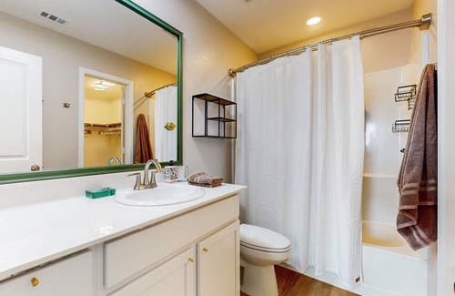Willis Casa | Stylish & spacious getaway with large fenced yard & W/D - near lakes & golf