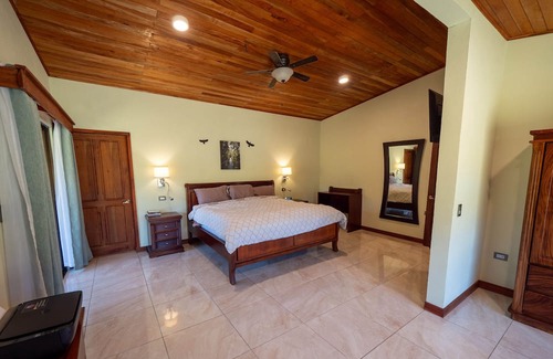 Sierra Casa | Modern and Spacious near Monteverde Reserves, Zip Lines, Waterfalls & Wildlife!