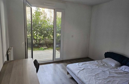 Bois-Colombes Apartamento | Charming furnished 2-room apartment with garden and terrace